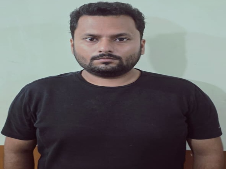 पुलिस गिरफ्त में ठगी का आरोपी कार डीलर - Dainik Bhaskar