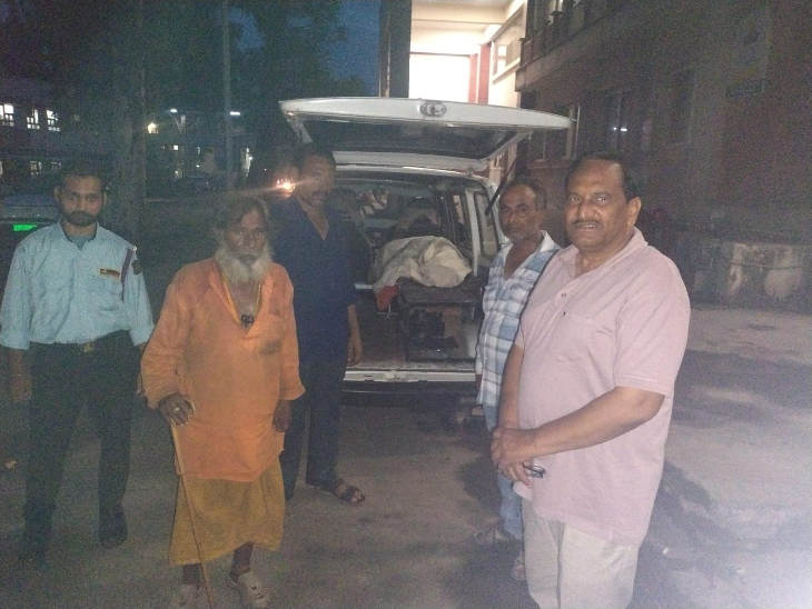 गांव जाने के लिए ह्यूमन हेल्पलाइन संस्था के अध्यक्ष मनोज जैन ने करवाई एम्बुलेंस