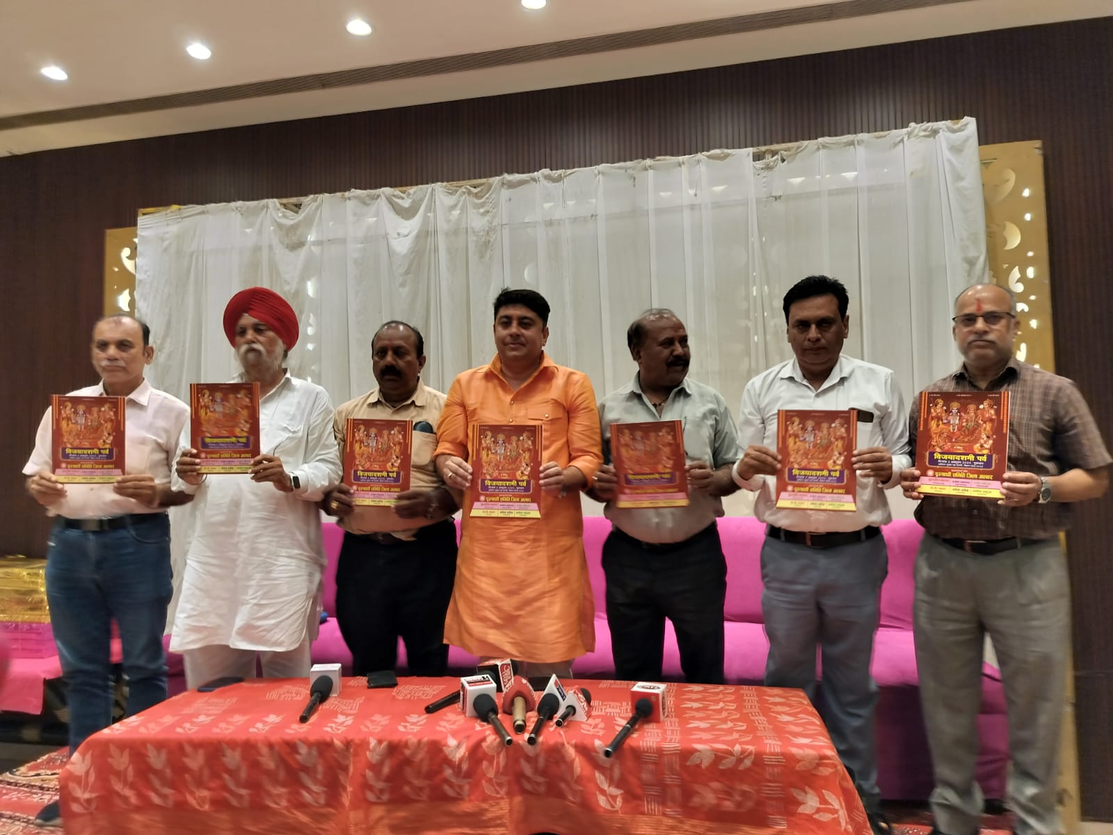 पुरुषार्थी समिति की ओर से दशहरा मैदान पर कार्यक्रम के पोस्टर का विमोचन करते हुए।