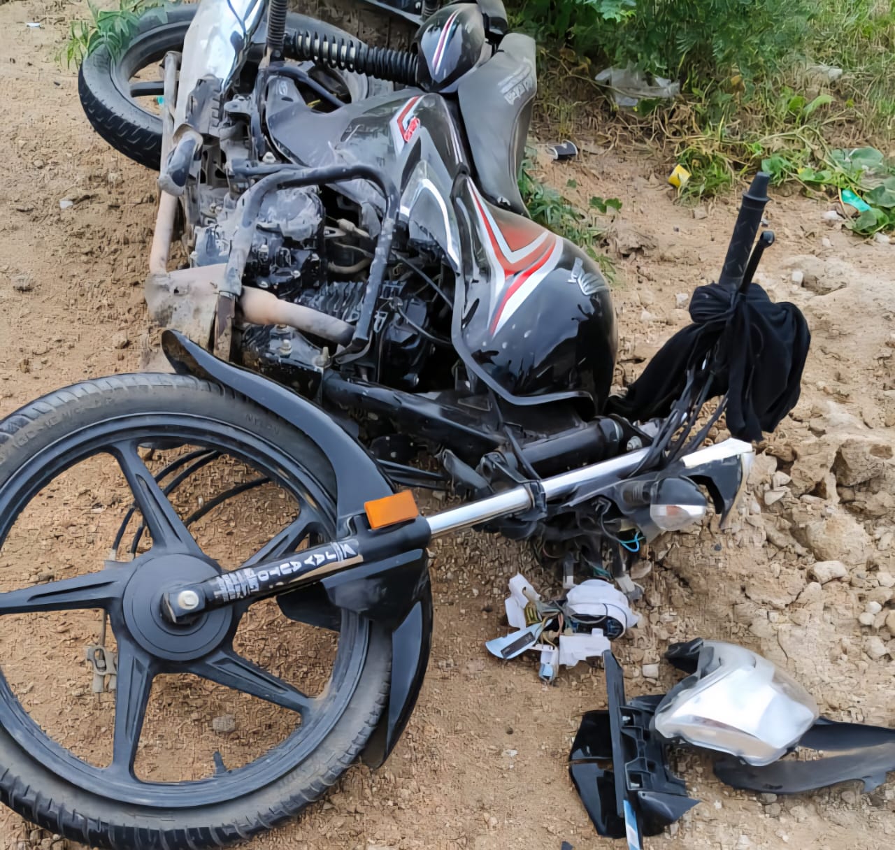 घटना के मौके पर पड़ी क्षतिग्रस्त बाइक।