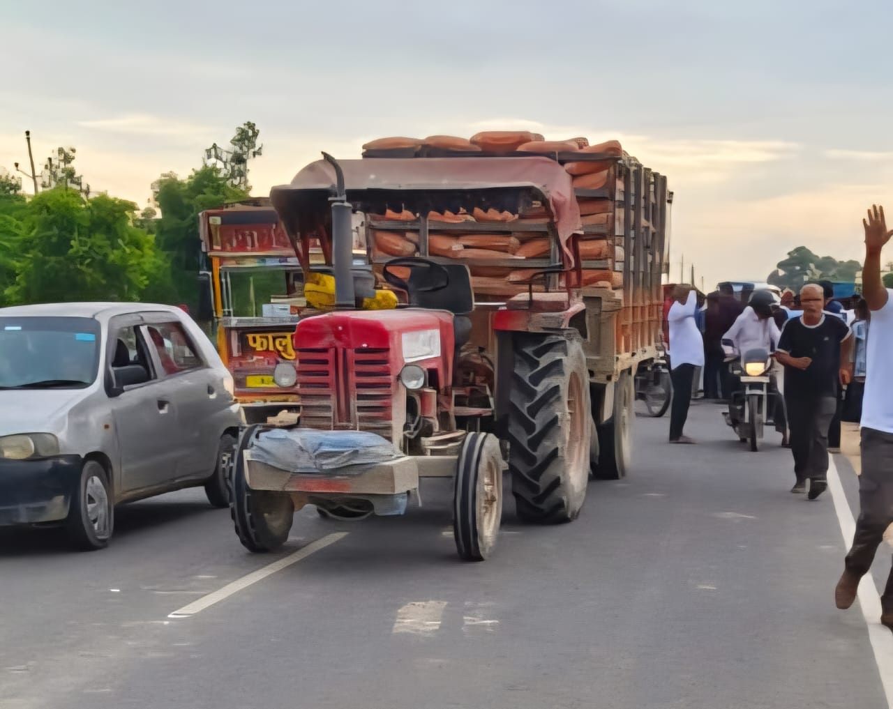 घटना के बाद मौके पर पड़ा ट्रैक्टर।