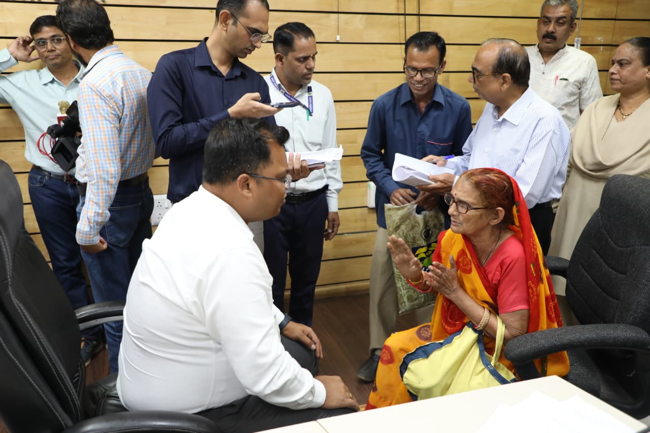 जनसुनवाई में महिलाओं ने अपनी समस्याएं कलेक्टर को सुनाई।