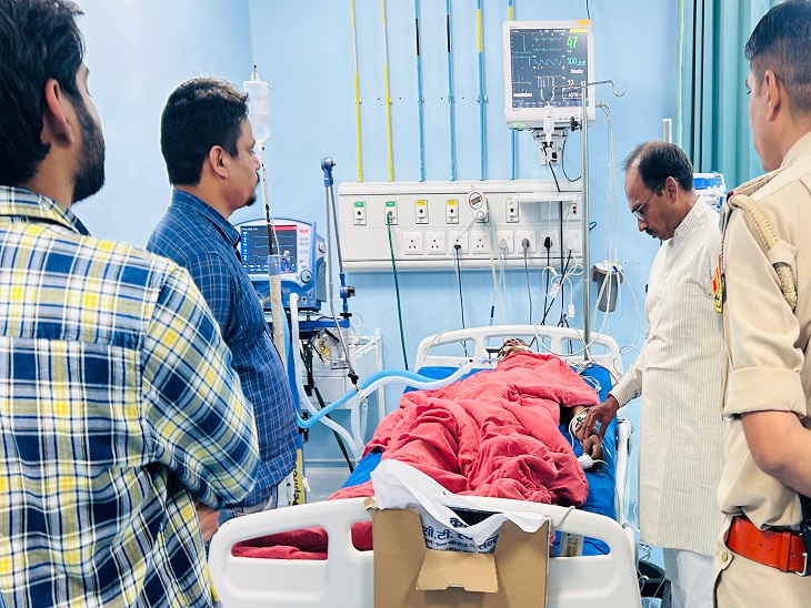 उदयपुर के एमबी अस्पताल में भर्ती युवक के उपचार की जानकारी लेते सांसद डा. मन्नालाल रावत।