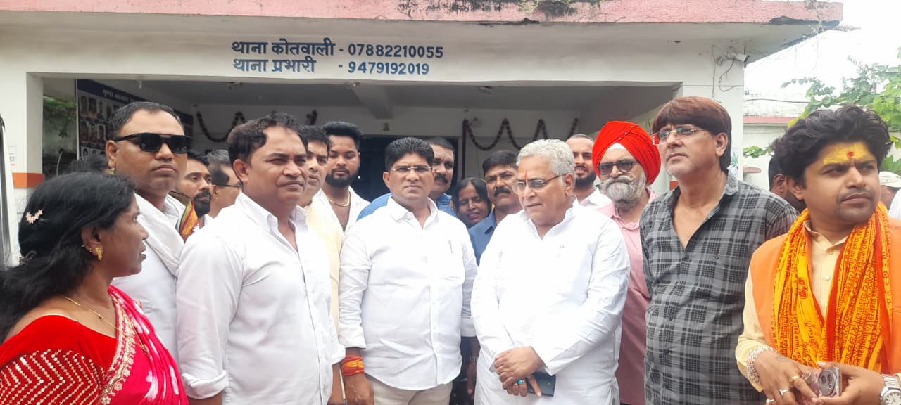 दुर्ग कोतवाली थाना परिसर के बाहर जमा हुए कांग्रेस के वरिष्ठ नेता।