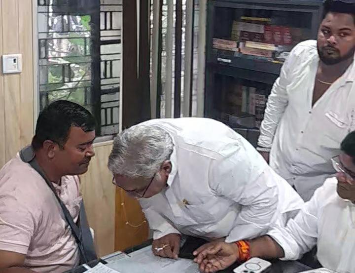 दुर्ग थाना प्रभारी से चर्चा करते पूर्व विधायक अरूण वोरा।