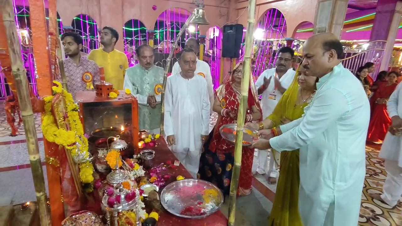 कलेक्टर राजेश बाथम ने सपत्नीक पूजा अर्चना की।