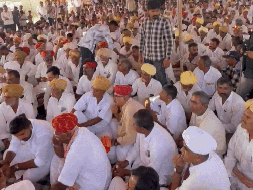 निजी कम्पनी के गेट के बाहर जारी है धरना।