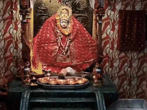 प्राचीन सिद्ध पीठ श्री मूर्ति देवी मंदिर में माता की मुर्ति के आगे 65 साल से देसी घी में जल रहीं अखंड ज्योत। - Dainik Bhaskar