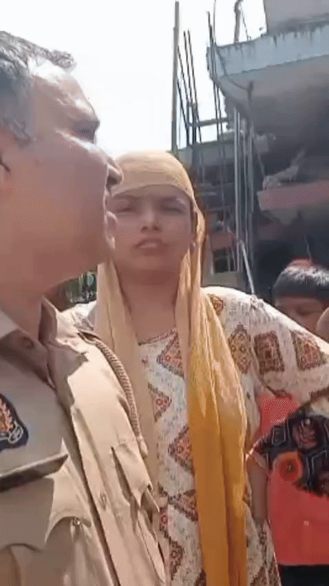 UP Gorakhpur Conversion Case; Hindu Christian | Beauty Parlour | यूट्यूब  देखकर पादरी बनी ब्यूटी पार्लर वाली: सिर पर रूमाल रख बीमारी ठीक करने का  दावा, गोरखपुर में चल रहा ...