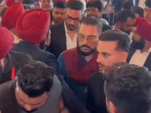 पूर्व क्रिकेटर युवराज सिंह ने कार्यक्रम में शिरकत की। अभिषेक शर्मा सोमवार रात को युवराज सिंह के साथ चंडीगढ़ एयरपोर्ट पर लैंड हुए थे।
