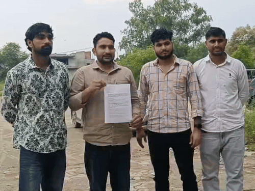 Youth Congress District President Mandeep needle showing a complaint against threatening the police.