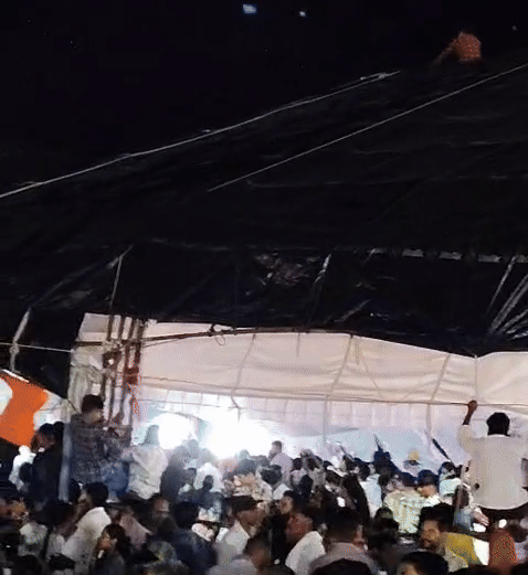एक व्यक्ति डोम के ऊपर बैठा है। वहीं कुछ लोग डोम के पोल पर लटककर खड़े हैं।