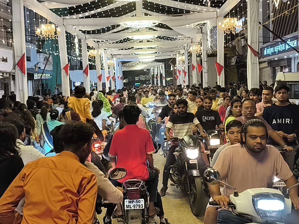 शहर की सड़कों पर दुर्गा प्रतिमाओं के दर्शन के लिए उमड़ी भारी भीड़।