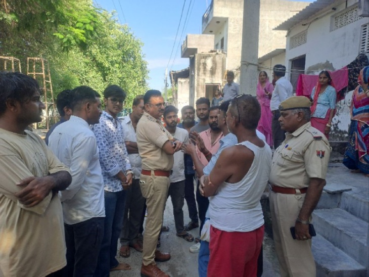 पाली के इंद्रा कॉलोनी में गुरुवार सुबह घटना स्थल का जायजा लेने पहुंची ट्रांसपोर्ट नगर थाना पुलिस।