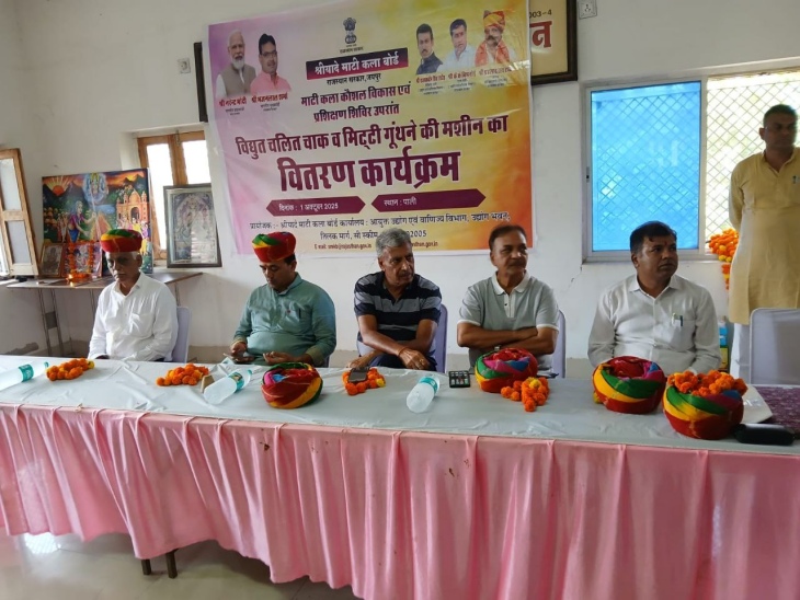 पाली के इंद्रा कॉलोनी प्रजापति छात्रावास में बुधवार को आयोजित कार्यक्रम में मौजूद अतिथि।