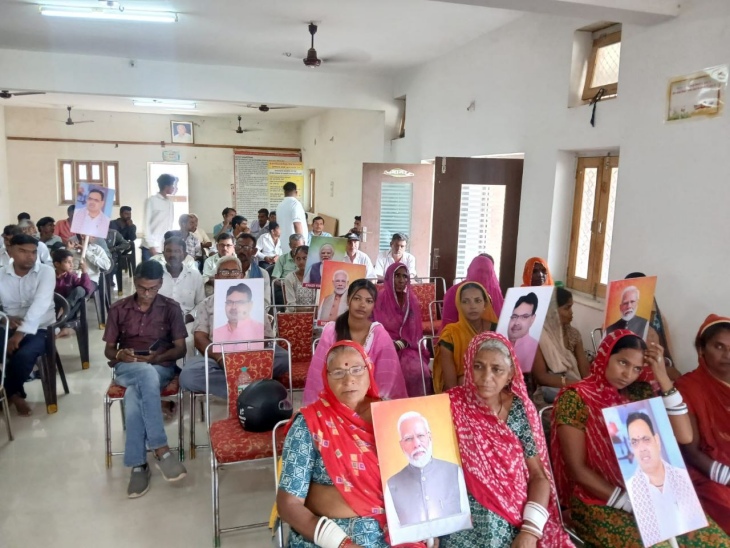 पाली के इंद्रा कॉलोनी प्रजापति छात्रावास में बुधवार को आयोजित कार्यक्रम में मौजूद प्रजापति समाज के लोग।