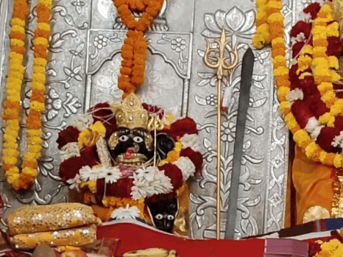 कालिका माता की मूर्ति को युद्ध में ले जाने के कारण मंदिर खाली रहता था, तब मां अंबे की मूर्ति स्थापित की गई।