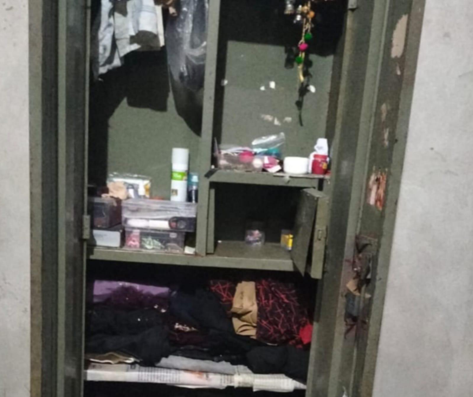 चोरों ने अलमारी के ताले तोड़कर जेवरात चोरी किए।