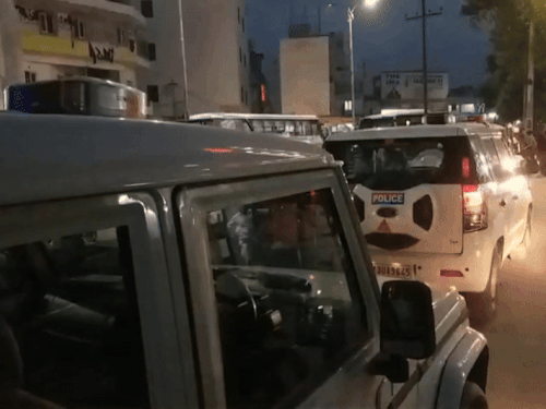 होटल हांसल पर कार्रवाई जारी है और चार थानों की पुलिस मौके पर मौजूद है।