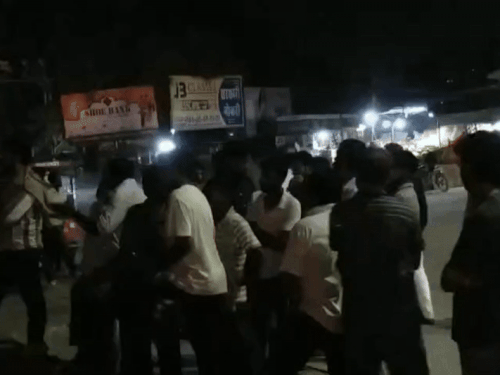 होटल के बाहर भारी भीड़ मौजूद है।