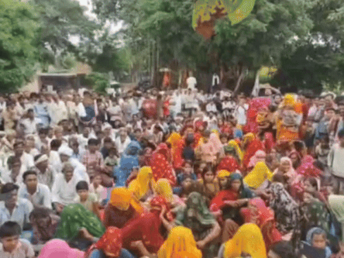 भूरी पहाड़ी गांव में सभा के दौरान मौजूद लोग।