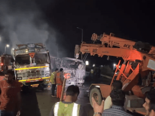 हाइड्रा की मदद से गाड़ियों को हटाया गया।