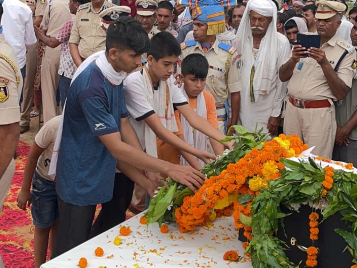 शहीद के दोनों बेटों ने पिता को श्रद्धांजलि दी।