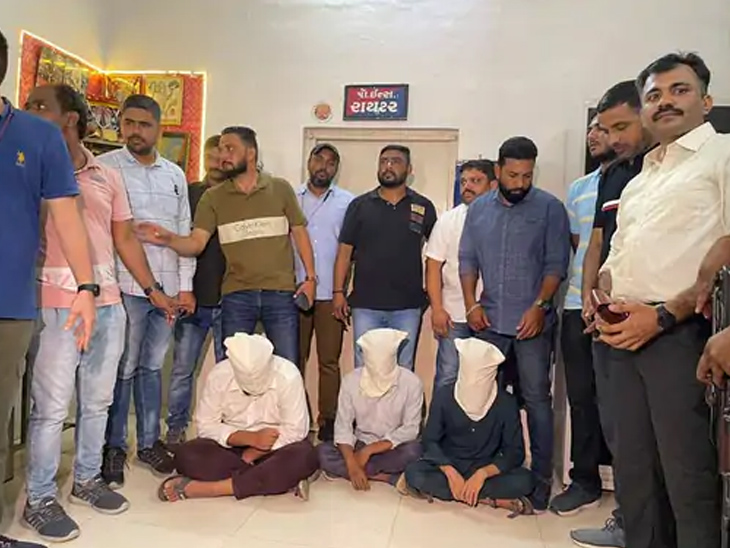 तीनों आतंकी मूल रूप से बांग्लादेश के रहने वाले हैं।