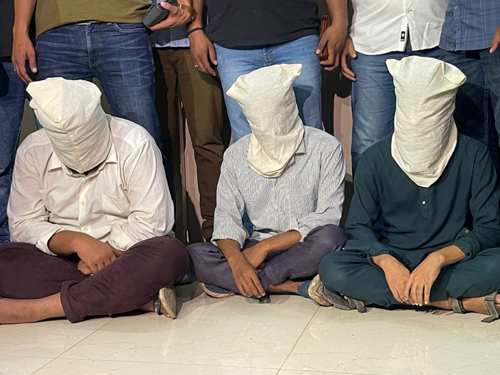 राजकोट के सोनी बाजार में पिछले 7-8 महीनों से मजदूरी कर रहे थे।