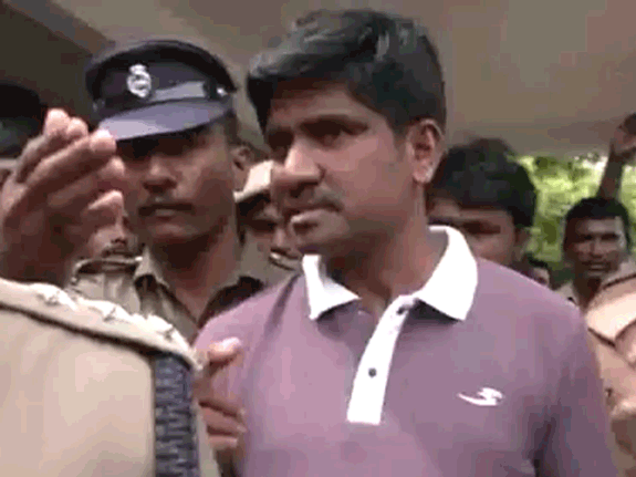 हे पौनराजला कोर्टाबाहेर आणले तेव्हाचे आहे. त्याच्यावर मथियालगनला आश्रय दिल्याचा आरोप आहे.