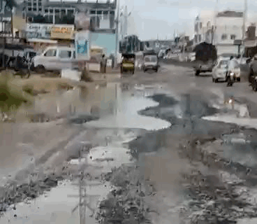 टूटी सड़कों पर आए दिन हादसे हो रहे हैं