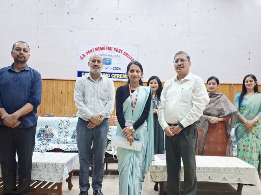 मेरिट आधार पर स्टूडेंट को सम्मानित करते हुए टीचर।
