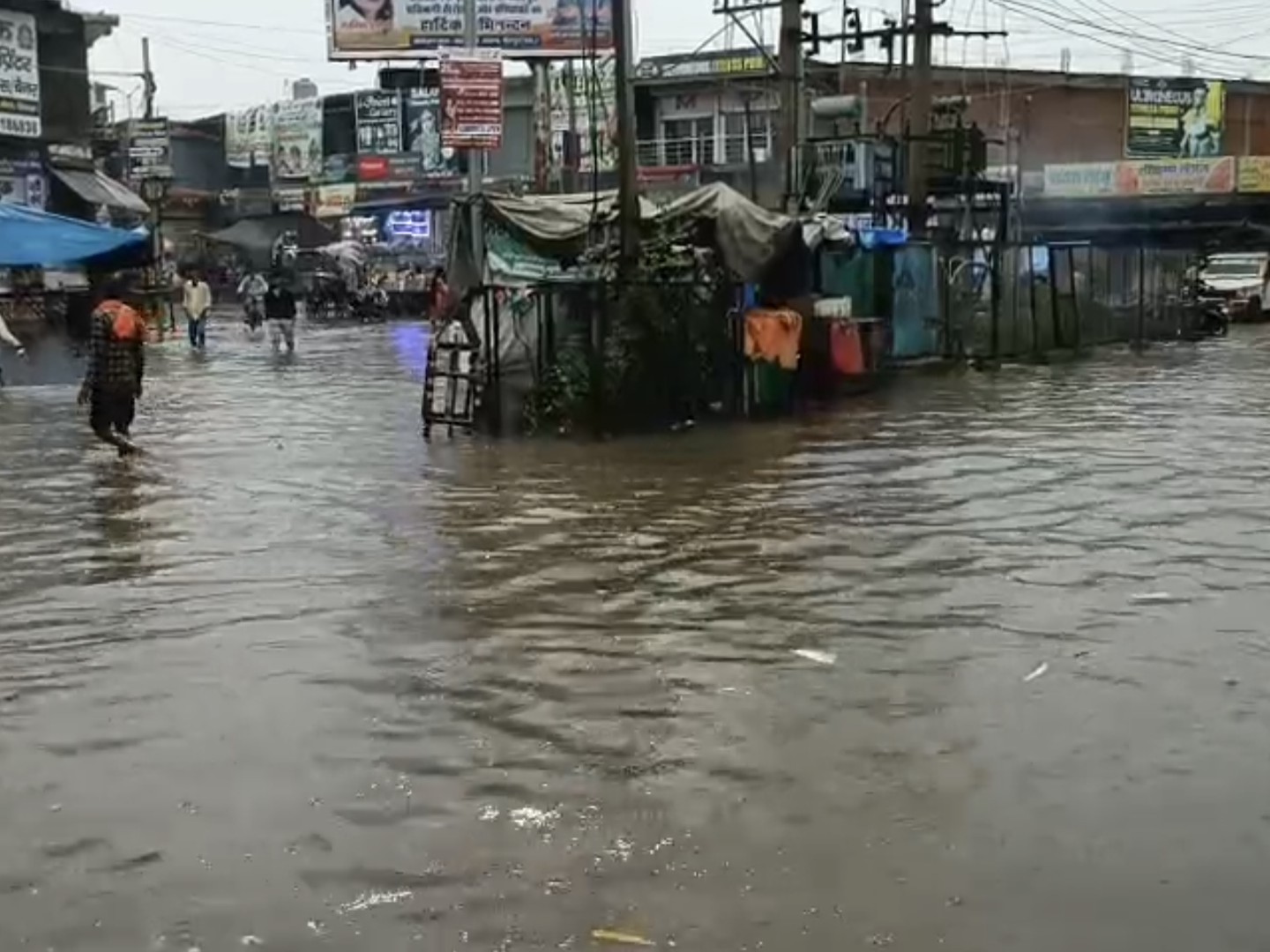 मंगलवार को तेज बारिश से धौलपुर के निचले इलाकों में भरा पानी।