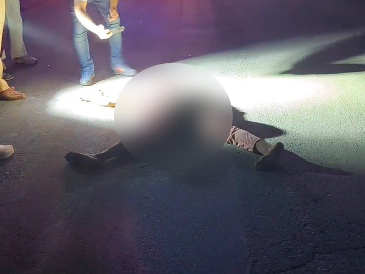 सड़क पर मिला युवती का शव।