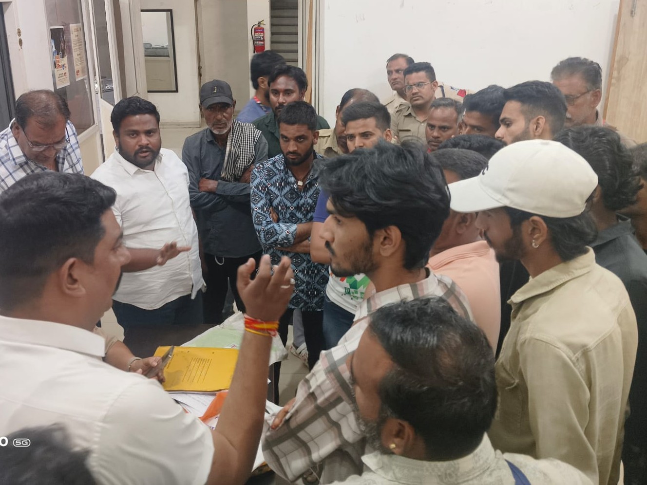गौसेवकों ने संदिग्ध गतिविधियों को लेकर विरोध किया।