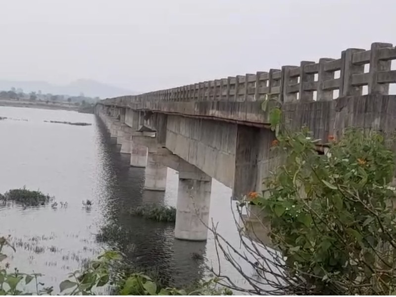 महानदी पुल के बंद होने से ग्रामीणों और यात्रियों को हो रही परेशानी।
