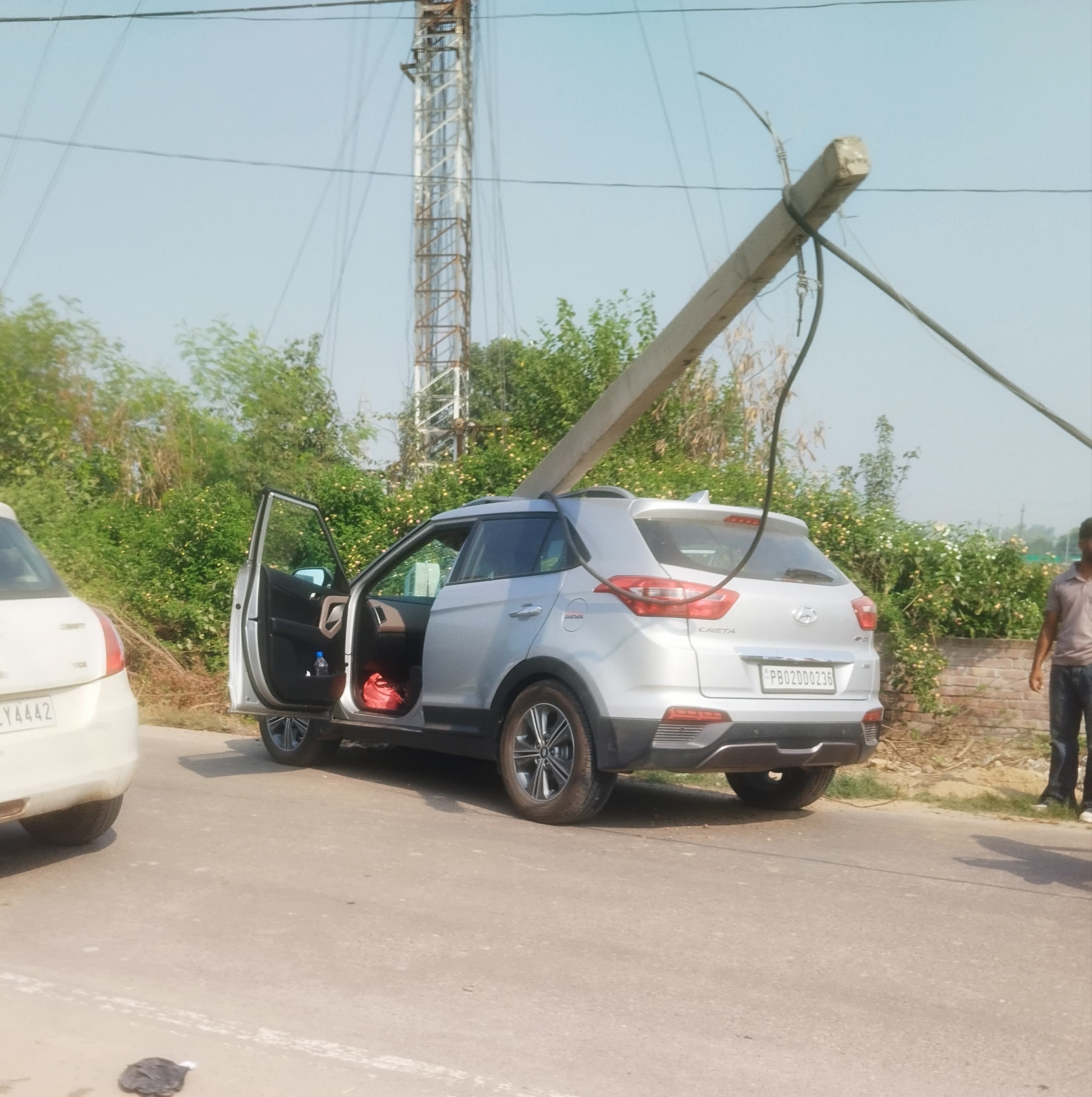 A speeding car hit an electric pole. | तेज रफ्तार कार ने बिजली के पोल ...