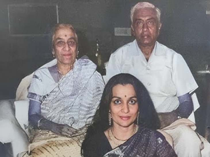 आशा पारेख के पिता, बच्चूभाई पारेख और मां सुधा पुणे के फर्ग्यूसन कॉलेज में पढ़ाई के दौरान मिले थे। दोनों ने लव मैरिज की थी।