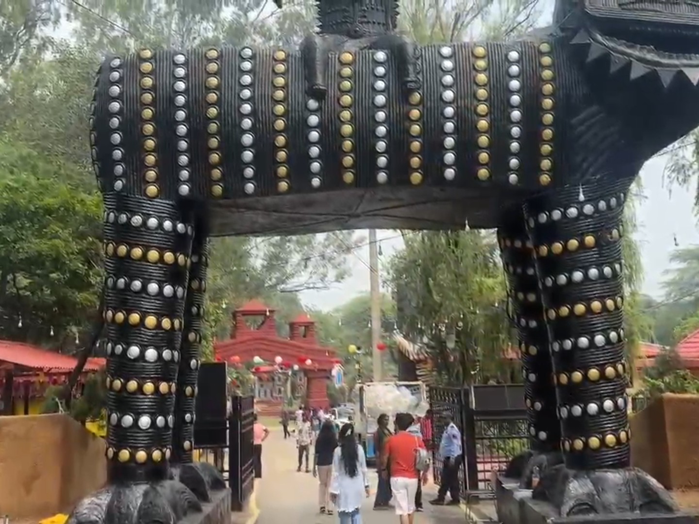 सजाया गया मेले का द्वार