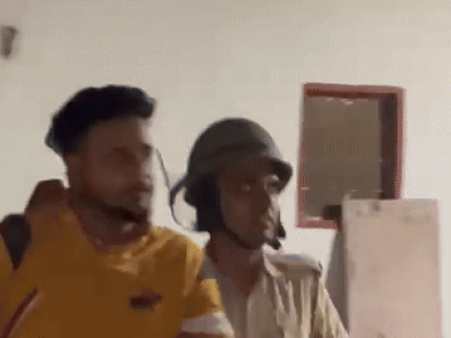 पुलिस ने कुछ युवकों को हिरासत में लिया है, जिनसे पूछताछ की जाएगी।
