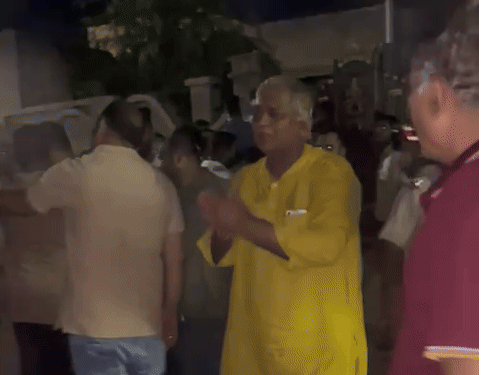 विधायक जेठानन्द व्यास सभी को हाथ जोड़कर समझाते रहे कि वो पुलिस को कार्रवाई करने दें।