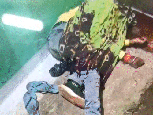 महिला के घर पर खून से लथपथ पर पड़ी बलविंदर की लाश।