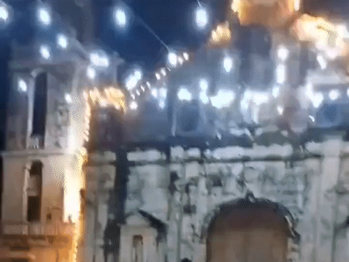 भूकंप के तेज झटकों की वजह से एक चर्च का ऊपरी हिस्सा गिर गया।
