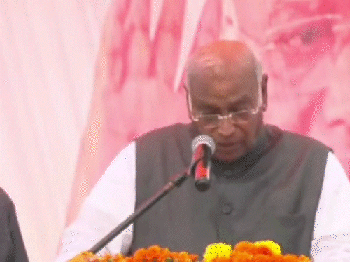 २९ सप्टेंबर २०२४ रोजी जम्मू आणि काश्मीरच्या कठुआ जिल्ह्यातील जसरोटा भागात एका सभेला संबोधित करताना खरगे यांना चक्कर आली. भाषण देताना ते अडखळले.