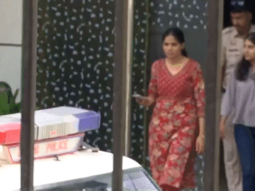 दिल्ली पुलिस चैतन्यानंद सरस्वती को श्री शारदा इंस्टीट्यूट कैंपस लेकर आई और परिसर की छानबीन की। - Dainik Bhaskar