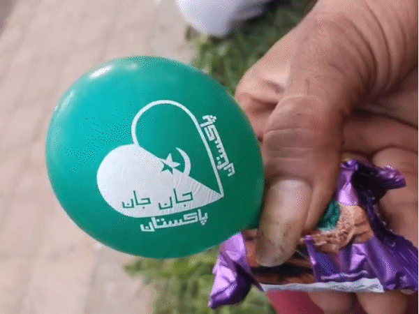 Jashn-e-Azadi is written in Urdu along with the flag of Pakistan on the green balloon.