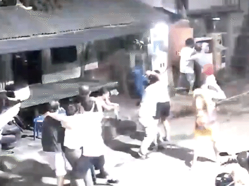 भूकंप के झटकों के दौरान लोग घरों से बाहर निकल आए और एक दूसरे को पकड़कर खड़े रहे।