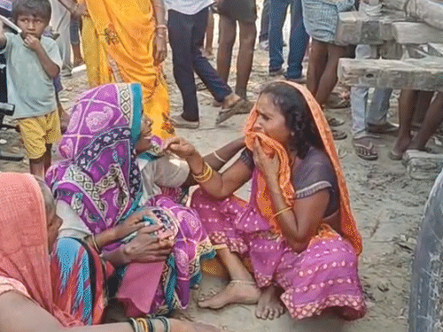 After the incident, family members are in a weeping condition.