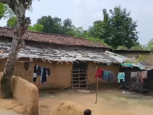 बरपाली गांव में इसी घर में आरोपी अपने परिवार के साथ रहता था।