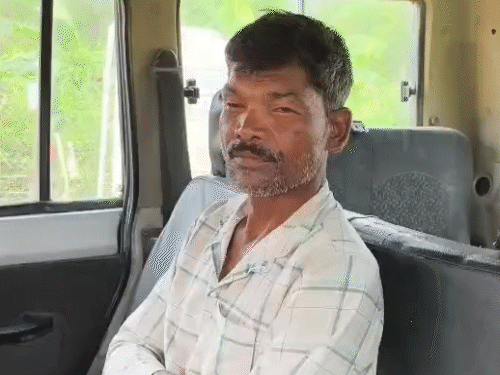 पुलिस ने आरोपी को गिरफ्तार किया। इस दौरान वह मुस्कुराते हुए दिखा।